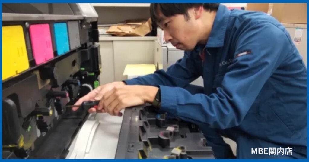 コピー機のトナーカートリッジ交換作業の様子 - 白紙やかすれトラブル解決方法