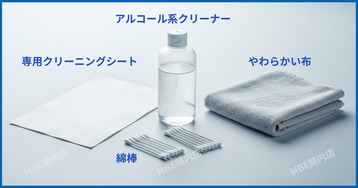 コピー機のヘッドクリーニングシートを給紙カセットにセットしている作業風景